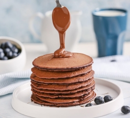 Deliciosas Panquecas de Chocolate com Irresistível Calda de Chocolate