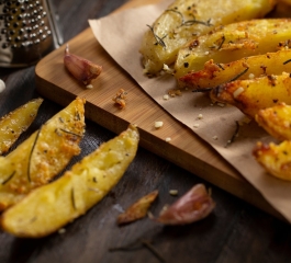 Descubra o Sabor Irresistível das Batatas Rústicas Fácil no Microondas!