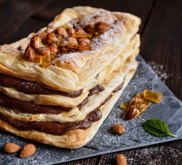 Torta Mil-Folhas de Chocolate com Amêndoas Caramelizadas: Uma Experiência em Camadas