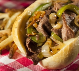 Sanduíche Cheesesteak de Philly com Toque de Cebola e Pimentão