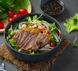 Bife Grelhado com Salada Verde e Tomates Cereja deliciosamente perfeito