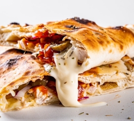 Pizza Calzone com Carne Legumes e Queijo