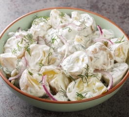 Farskpotatissalad com Batatas Novas Creme Fraiche Cebola Roxa e Endro Fresco