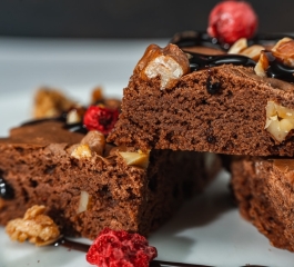 Sobremesa de natal Brownies Caseiros de Chocolate com Pedaços de Nozes Irresistível