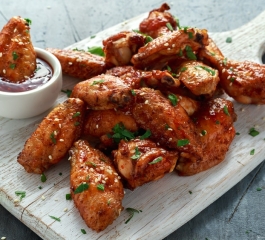 Coxinhas da Asa de Frango Grelhadas Gergelim Crocantes e Molho de Pimentão Doce