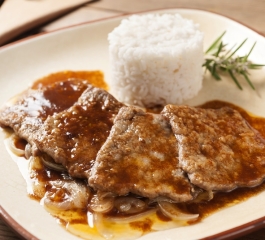 Filetes de Vitela ao Molho de Tomate e Cebola Uma Sinfonia de Sabores com Arroz Branco