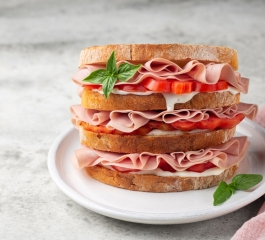 Como fazer um Delicioso sanduíche italiano com mortadela queijo macio Stracchino e tomate