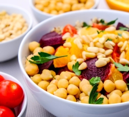 Salada Refrescante de Quinoa com Toques Cítricos e Nutrientes Vibrantes