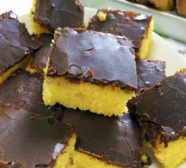 Bolo de Cenoura com Calda Crocante de Chocolate Doçura e Textura Inigualáveis –