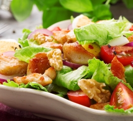 Almoço Rápido Salada com Frango Ovos Nozes e Vegetais