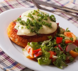 Irresistível e Suculento Bife Parmegiana com Salada Verde e Vegetais