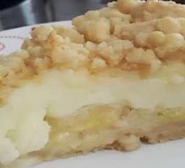 Torta de banana com cobertura de farofa fica irresistível