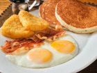 Artikel lesen: Panquecas ovos e bacon para o café da manhã, muitoooo Gostoso